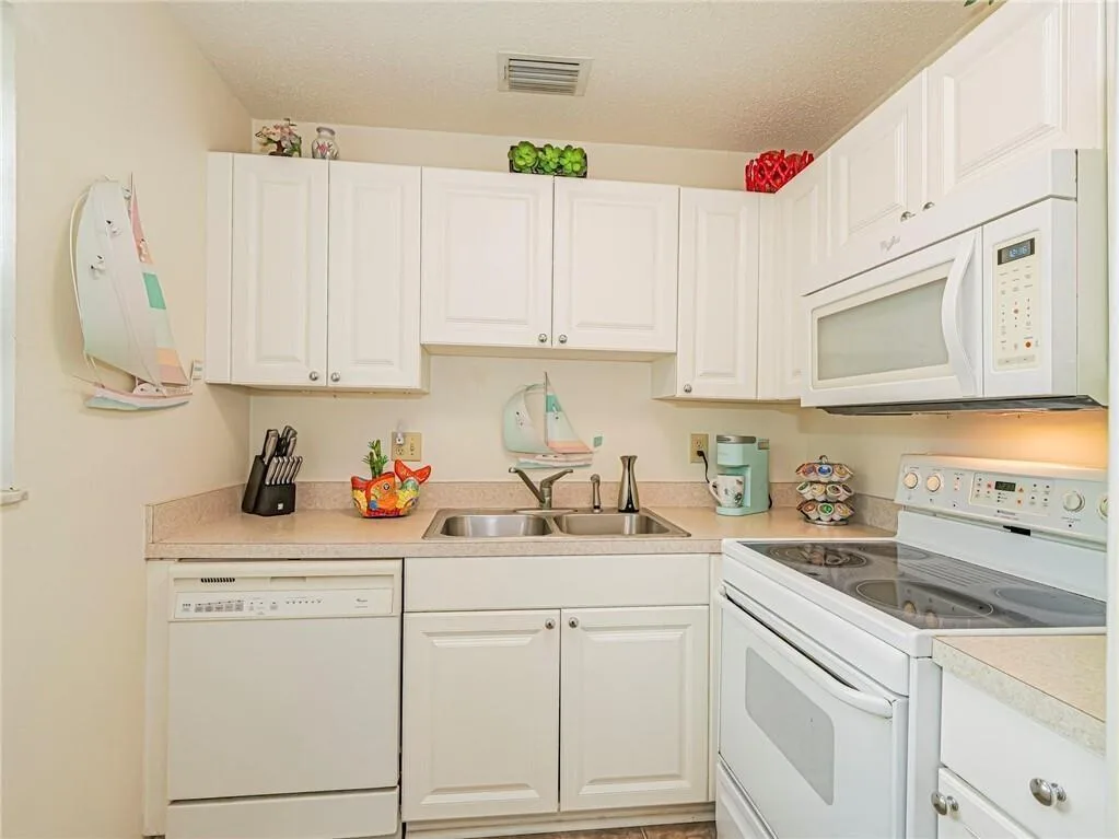 12 Vista Palm Lane # 103, Vero Beach, FL 32962