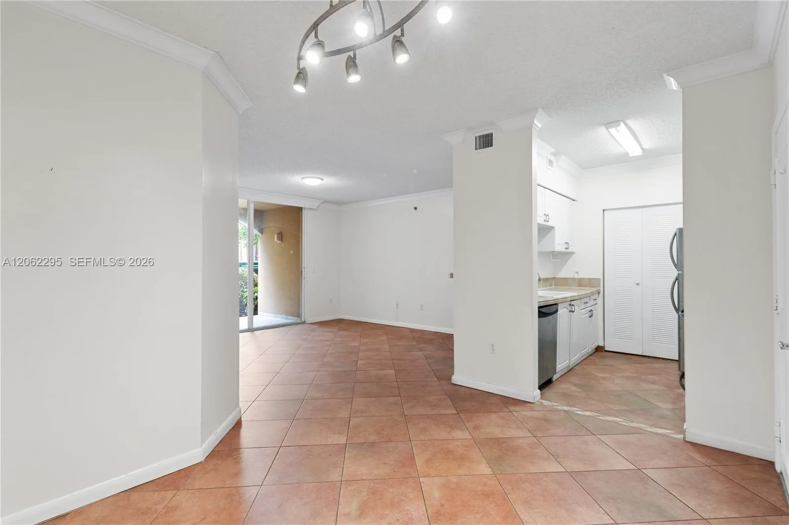 19701 E Country Club Dr # 5105, Aventura, FL 33180 photo 2