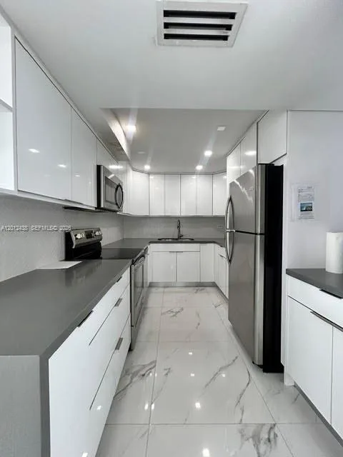 6039 Collins Ave # 1033, Miami Beach, FL 33140 photo 2
