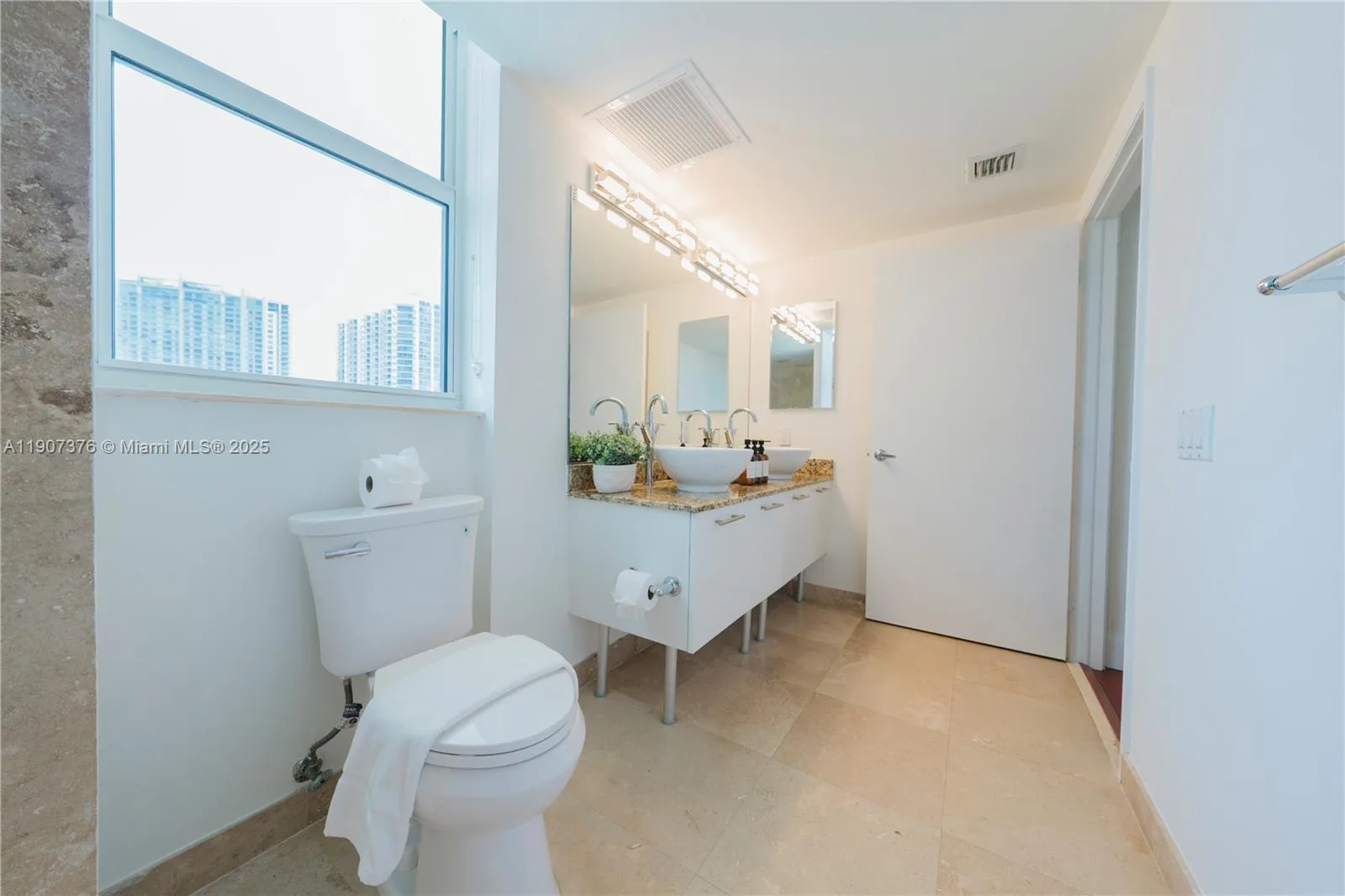 41 SE 5th St # 1217, Miami, FL 33131 photo 11