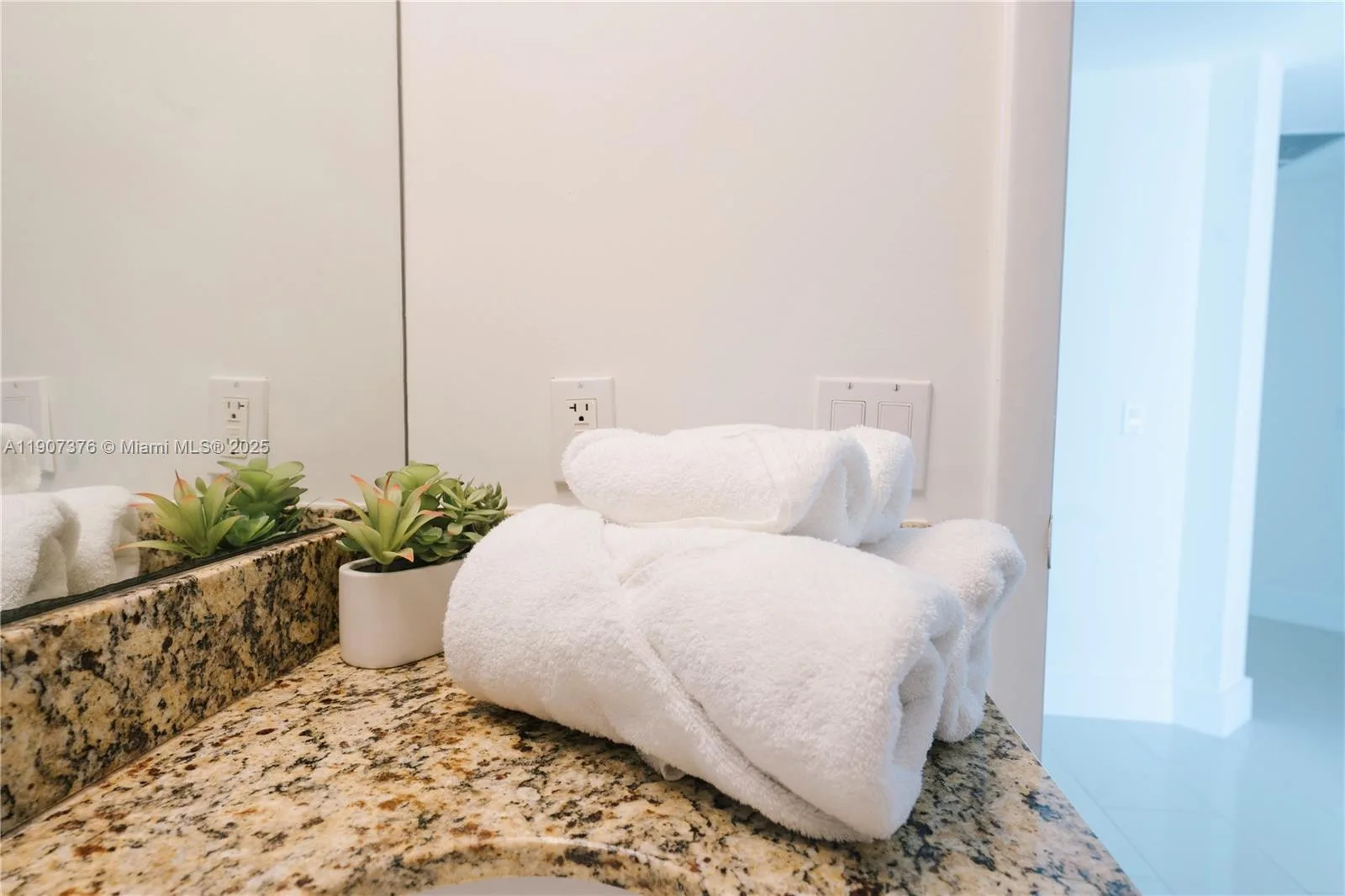 41 SE 5th St # 1217, Miami, FL 33131 photo 12
