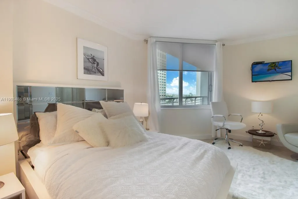 325 S Biscayne Blvd # 2214, Miami, FL 33131 photo 4