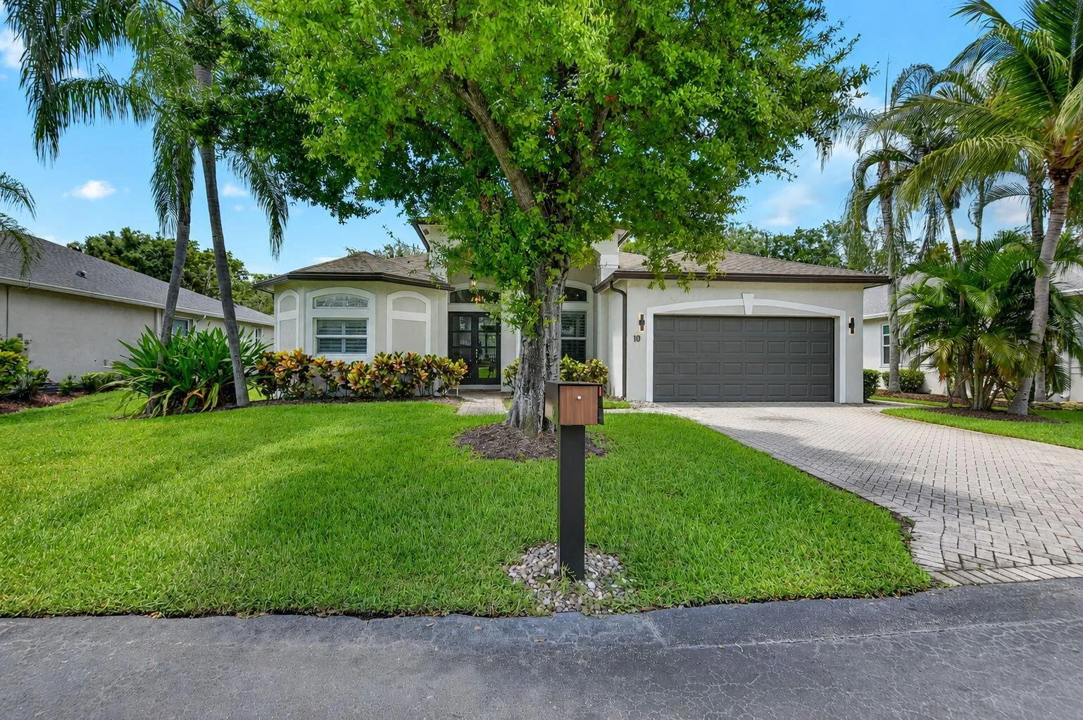 10 LAKE EDEN Drive, Boynton Beach, FL 33435