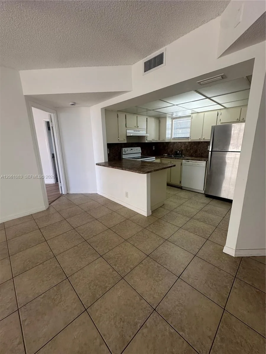 8290 Lake Dr # 517, Doral, FL 33166 photo 3