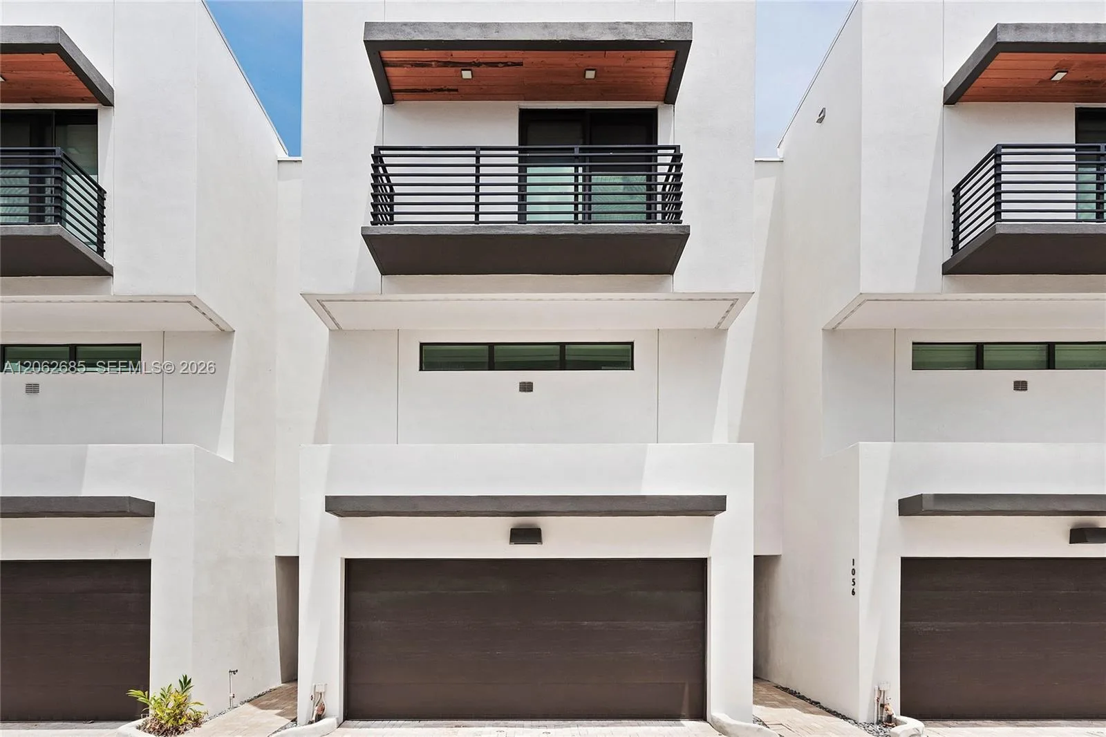 1054 N Victoria Park Rd, Fort Lauderdale, FL 33304 photo 2