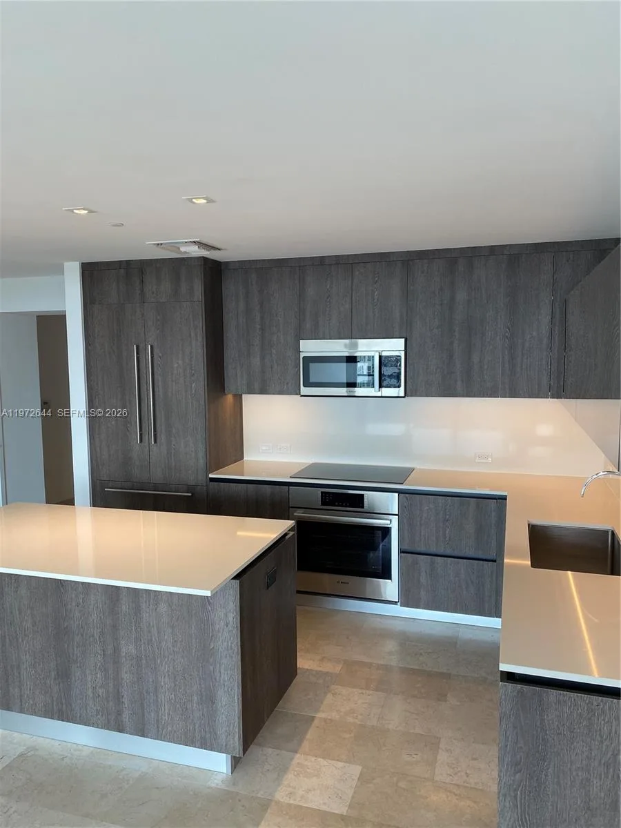 88 SW 7th St # 2010, Miami, FL 33130 photo 3