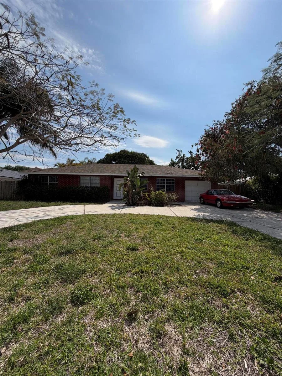 104 W Swan Pkwy Parkway W, Royal Palm Beach, FL 33411