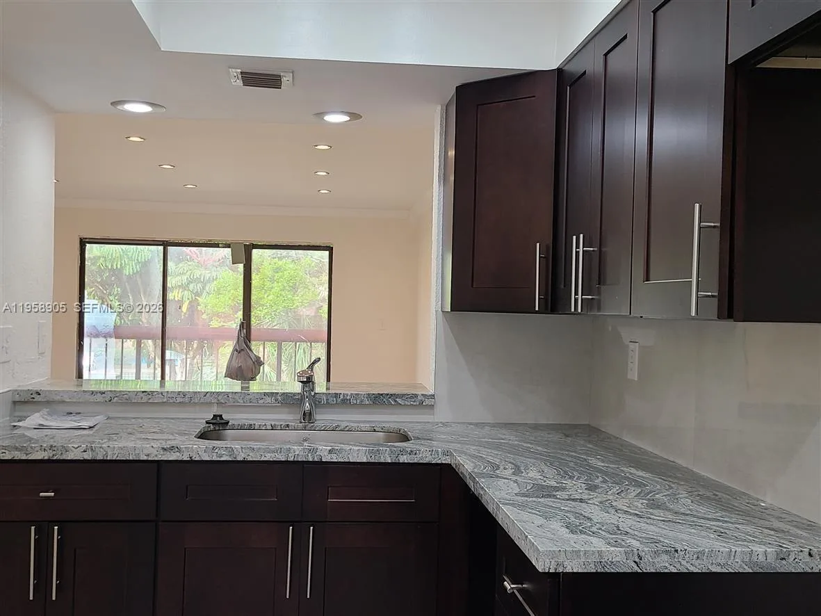 4020 Del Rio Way, Sunrise, FL 33351 photo 4