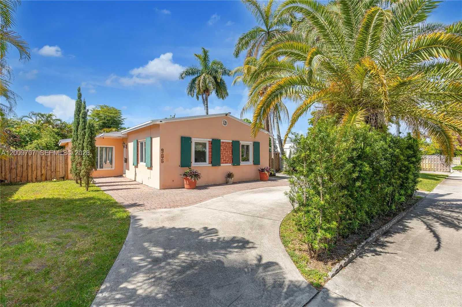 906 NE 5th St, Hallandale Beach, FL 33009 photo 2