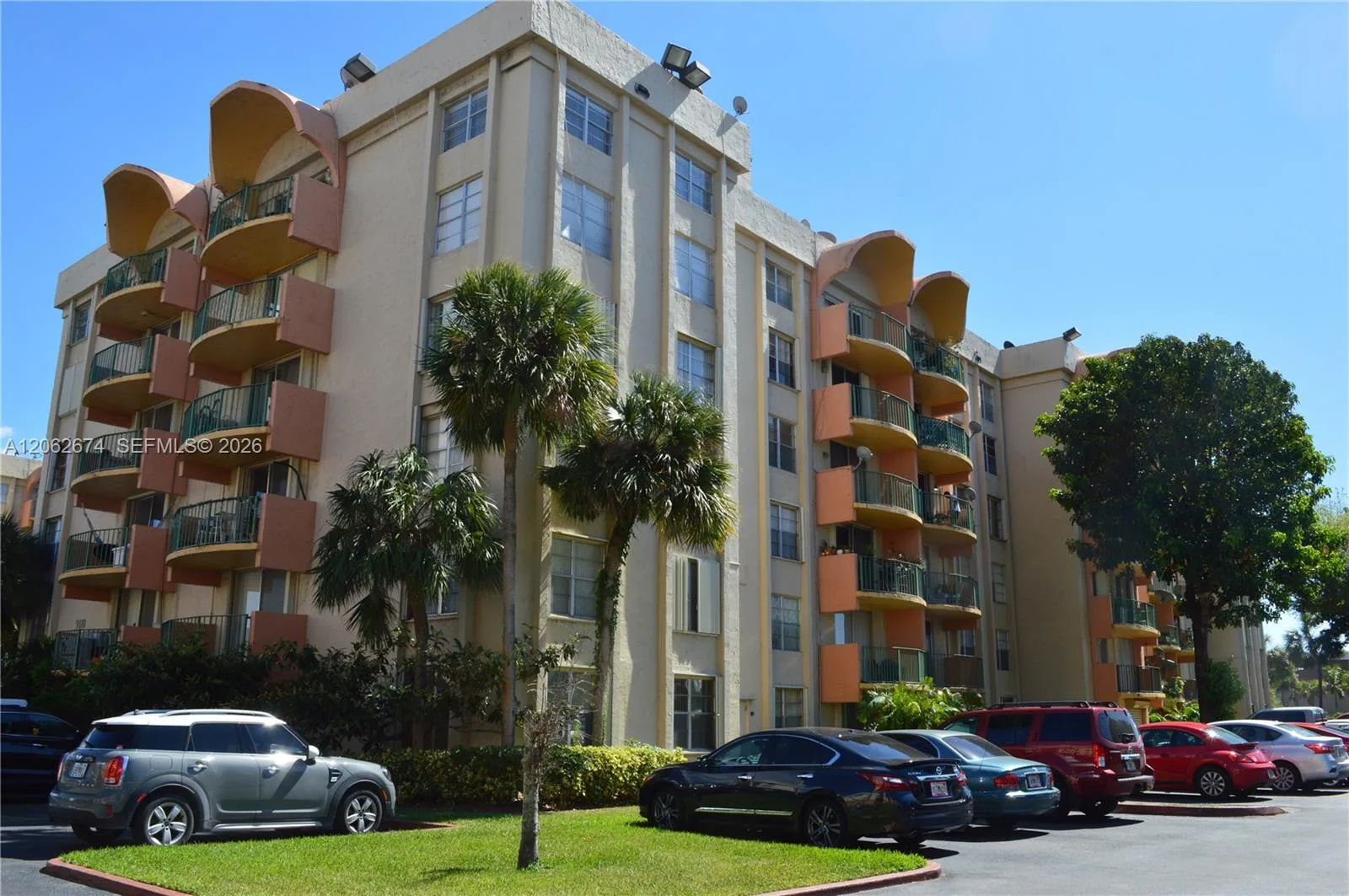 9320 Fontainebleau Blvd # 609, Miami, FL 33172