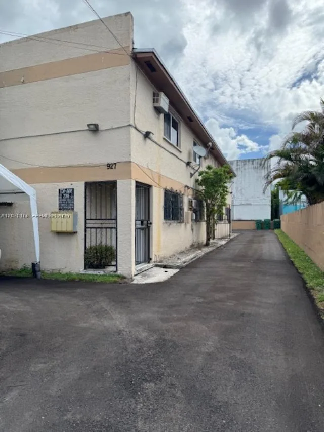 927 NW 7th Ct # 3, Miami, FL 33136