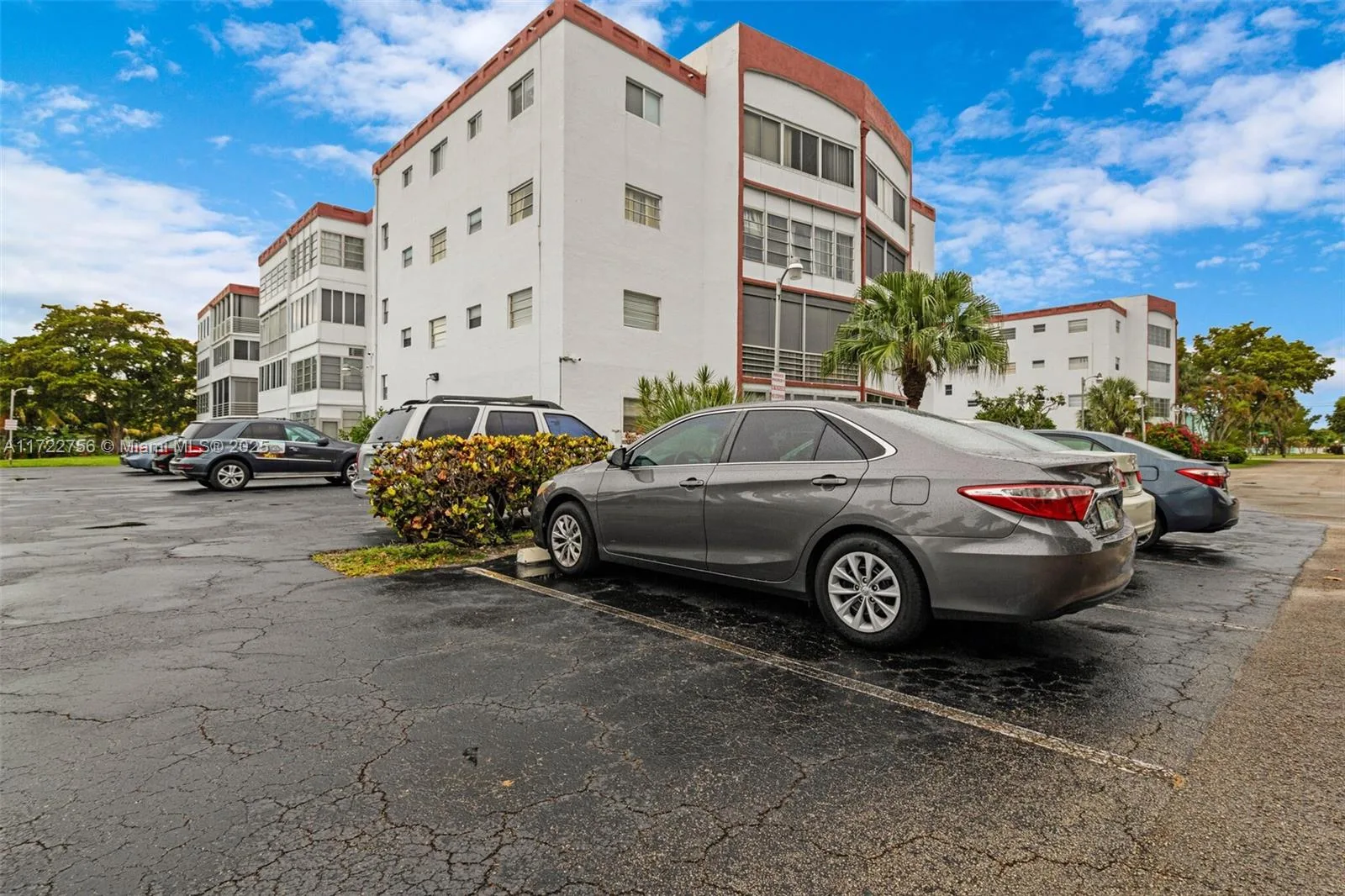 4000 NW 44th Ave # 205, Lauderdale Lakes, FL 33319 photo 2