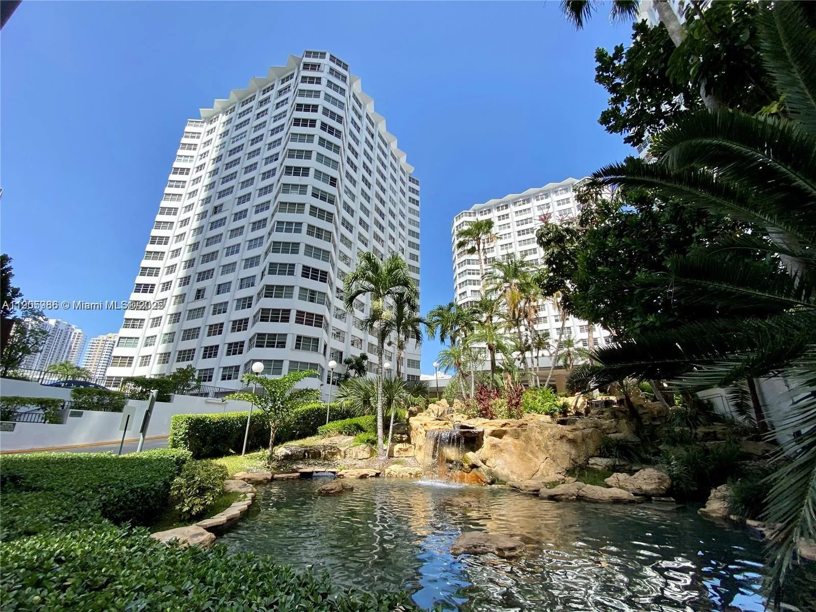 825 Brickell Bay Dr # 742, Miami, FL 33131