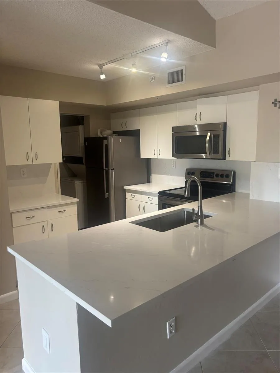 2640 S UNIVERSITY Drive # 305, Davie, FL 33328