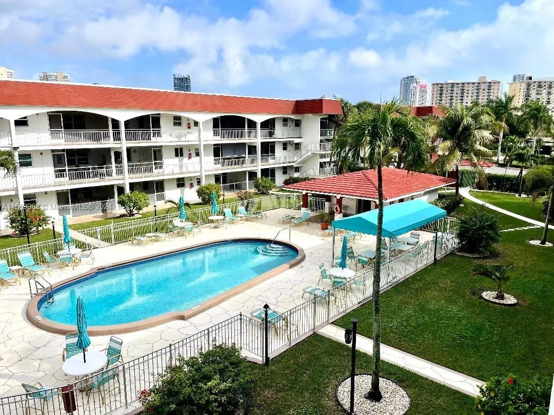 580 Egret Dr # 308, Hallandale Beach, FL 33009 photo 2