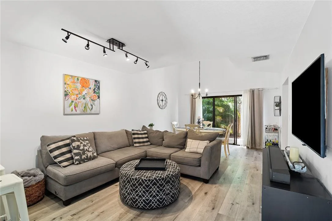324 CITY VIEW Drive, Fort Lauderdale, FL 33311 photo 6