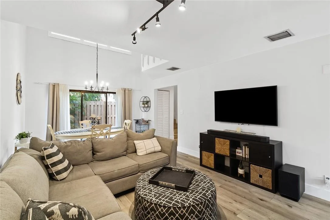 324 CITY VIEW Drive, Fort Lauderdale, FL 33311 photo 7