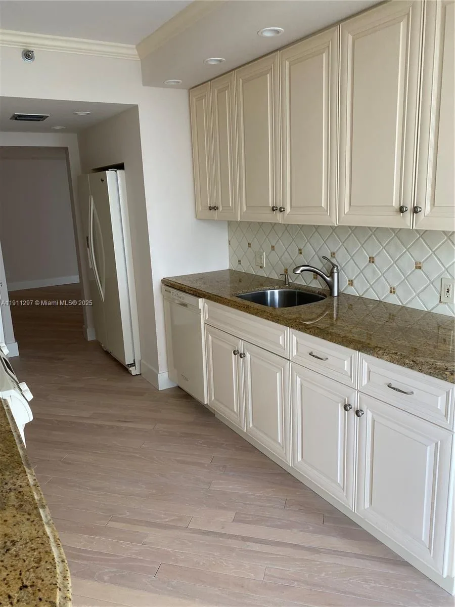 20281 E Country Club Dr # 511, Aventura, FL 33180 photo 9
