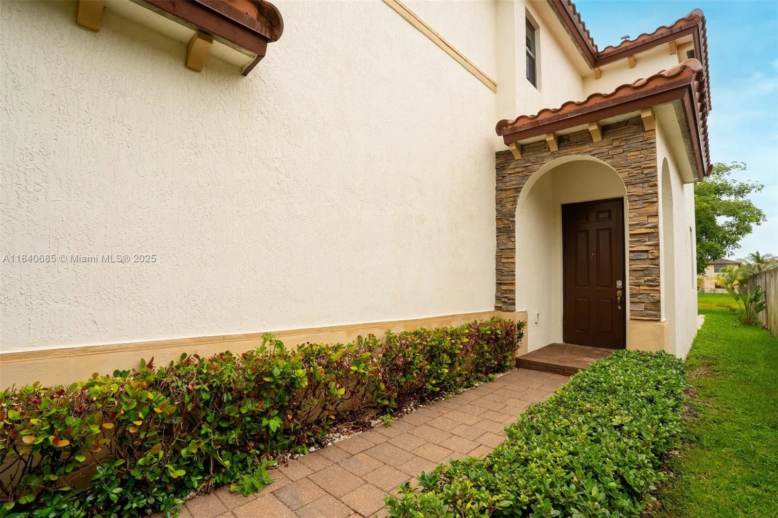 423 SE 33rd Ter, Homestead, FL 33033 photo 2