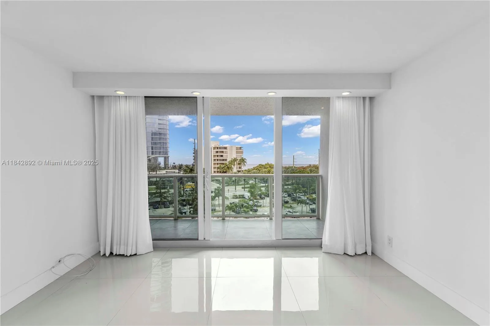 100 Bayview Dr # 508, Sunny Isles Beach, FL 33160 photo 3