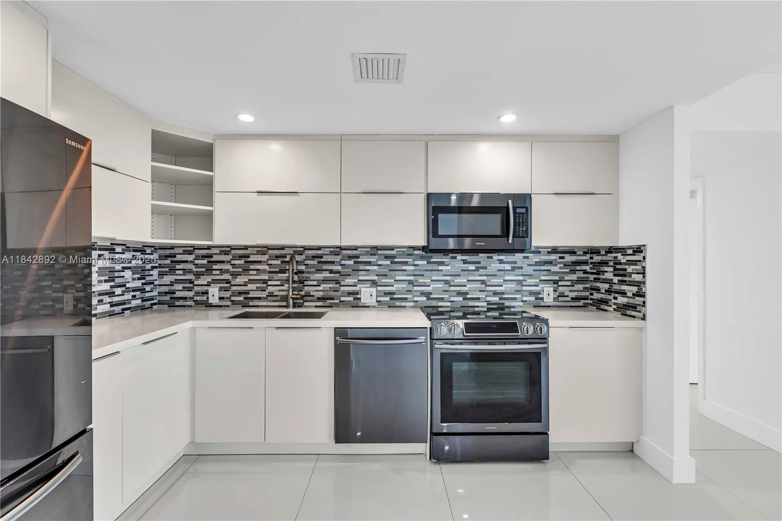 100 Bayview Dr # 508, Sunny Isles Beach, FL 33160 photo 8