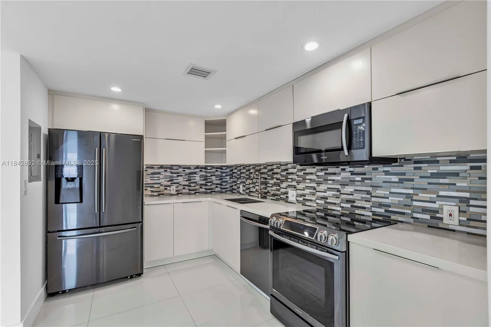 100 Bayview Dr # 508, Sunny Isles Beach, FL 33160 photo 9