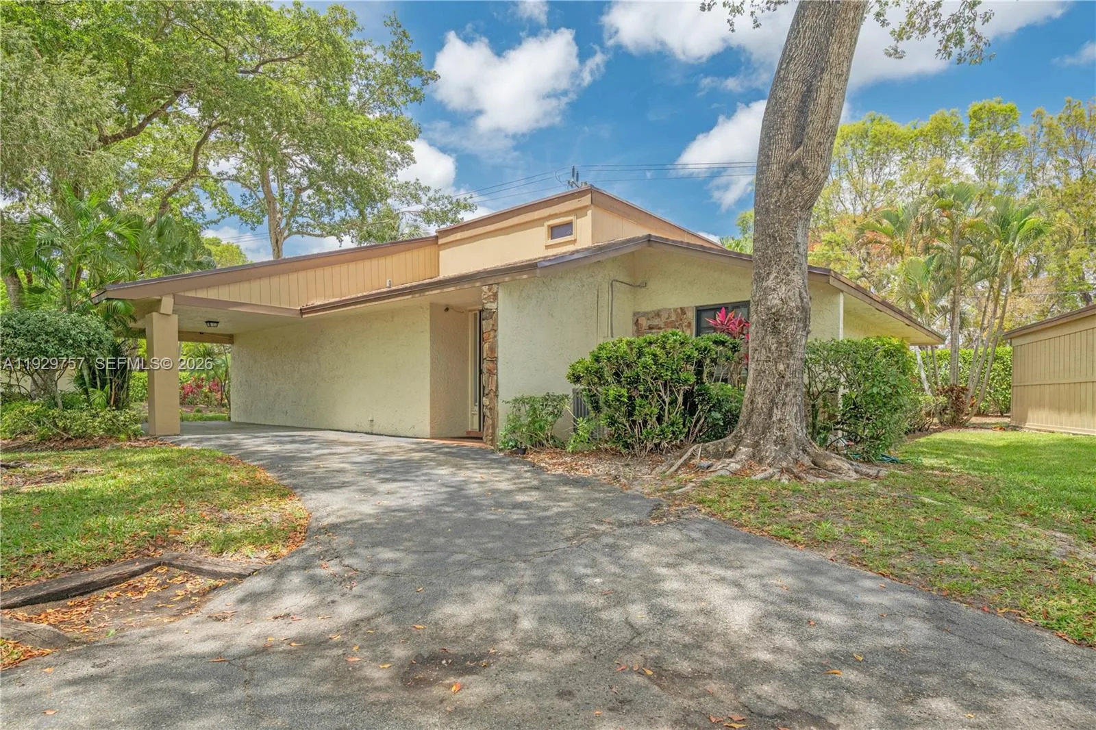 8097 Royal Palm Cir, Tamarac, FL 33321 photo 2