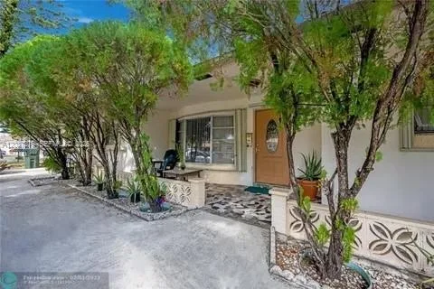 1109 NE 4th Ct, Hallandale Beach, FL 33009