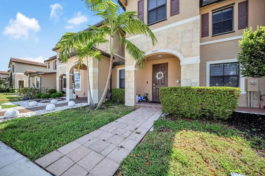 10657 W 32nd Ln, Miami Lakes, FL 33018