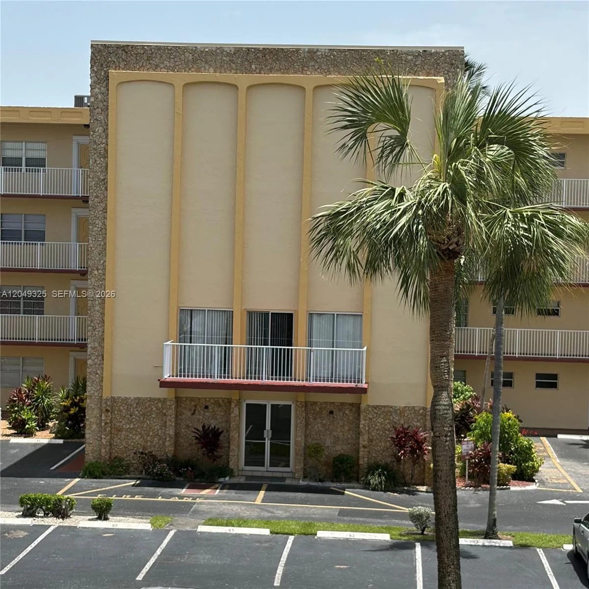3940 NW 42nd ave # 313, Lauderdale Lakes, FL 33319