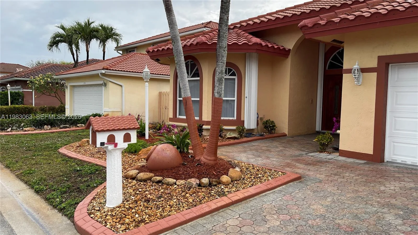 11581 SW 10th Ct, Pembroke Pines, FL 33025 photo 2