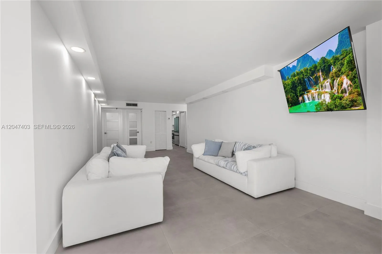 2457 Collins Ave # 201, Miami Beach, FL 33140 photo 2
