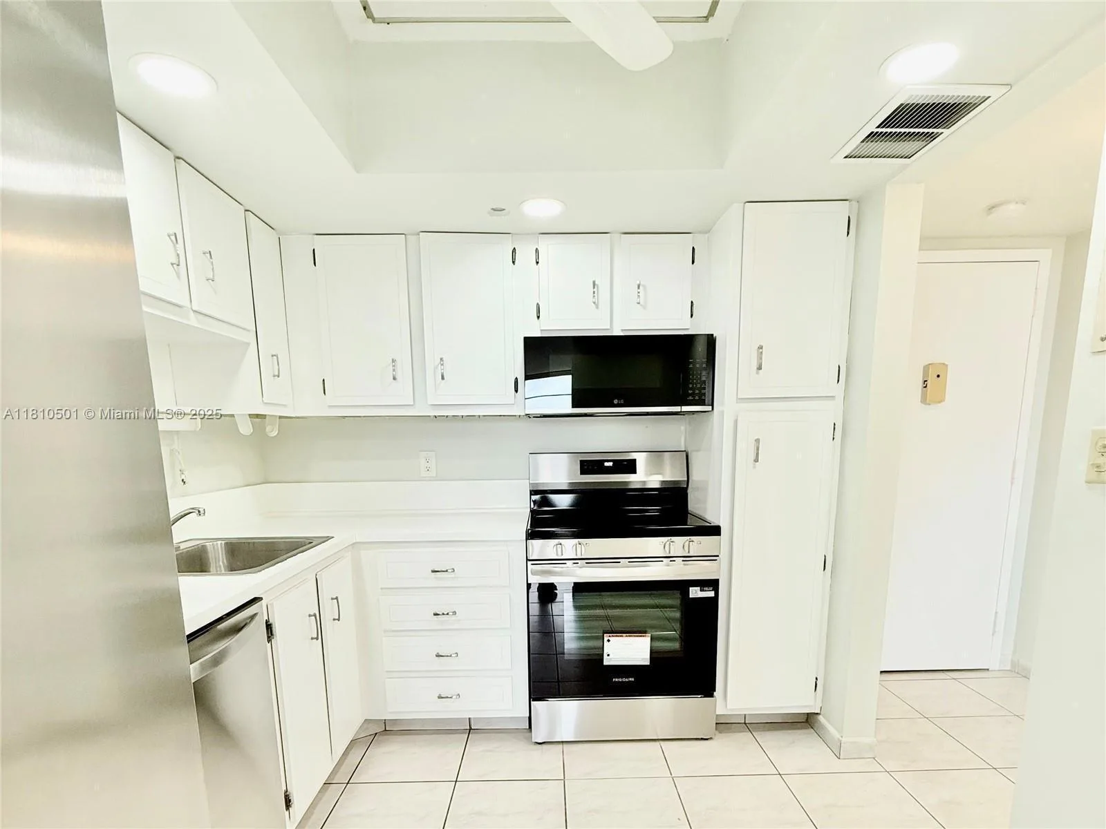 1300 SAINT CHARLES Place # 706, Pembroke Pines, FL 33026 photo 6