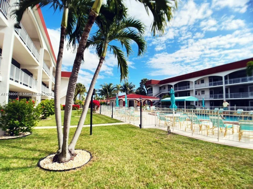 580 Egret Dr # 302, Hallandale Beach, FL 33009 photo 5