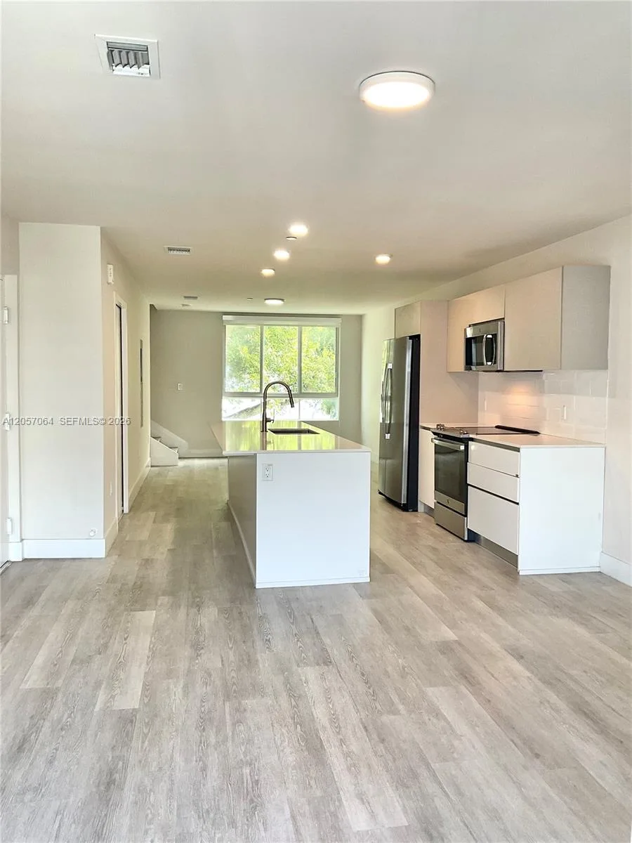 2555 NE 193rd St # 2206, Miami, FL 33180 photo 2
