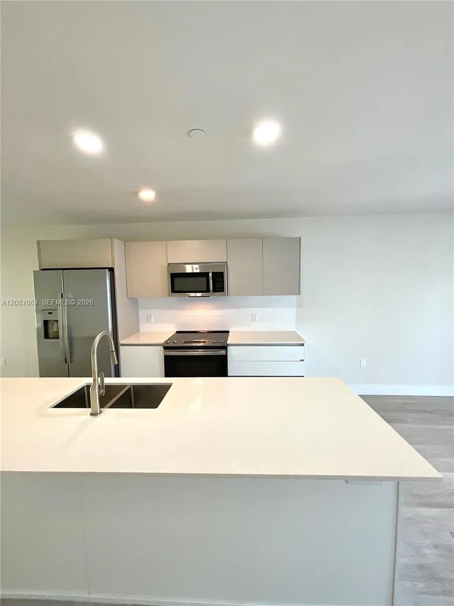 2555 NE 193rd St # 2206, Miami, FL 33180 photo 3