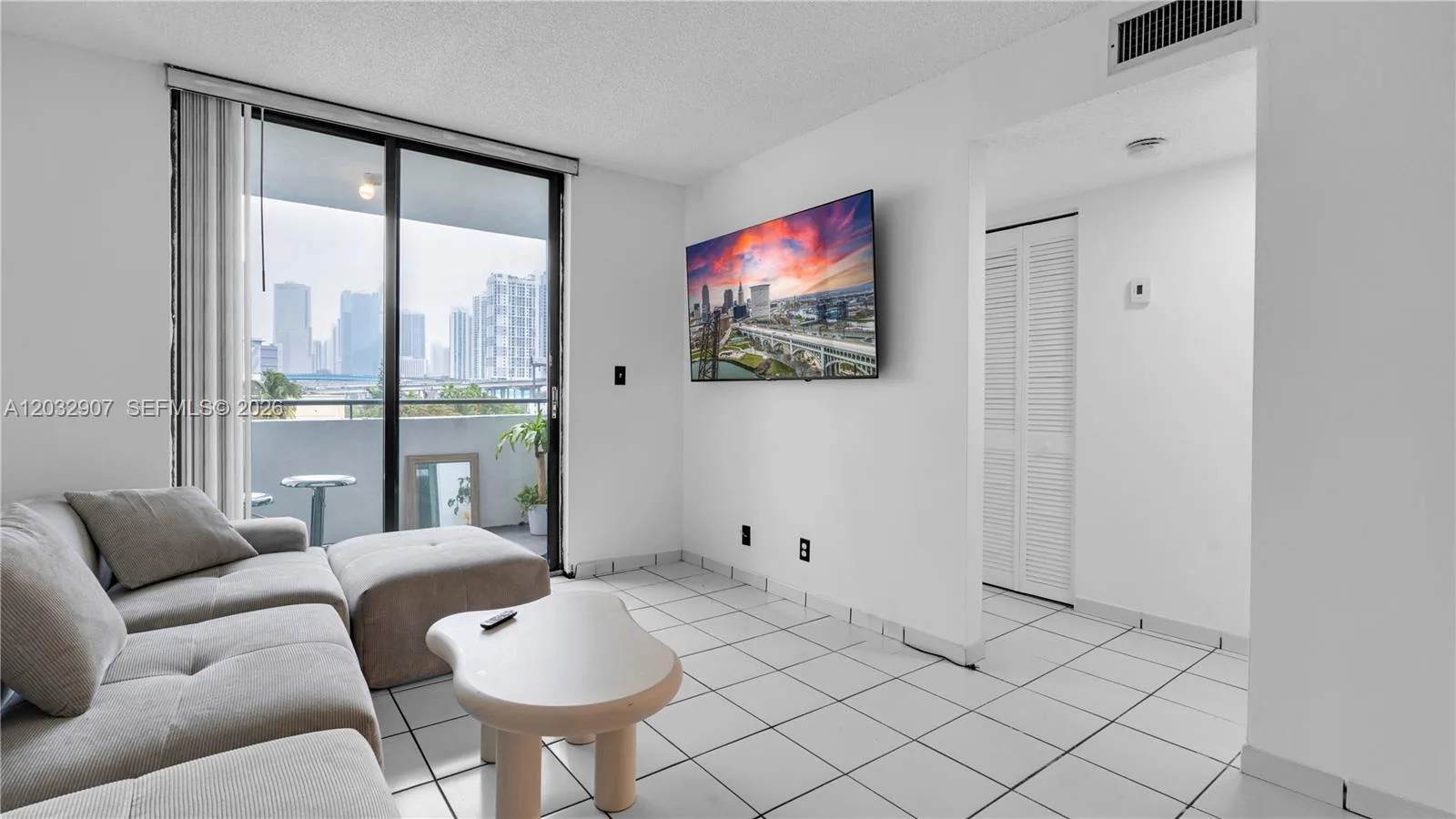 546 SW 1st St # 603, Miami, FL 33130 photo 3
