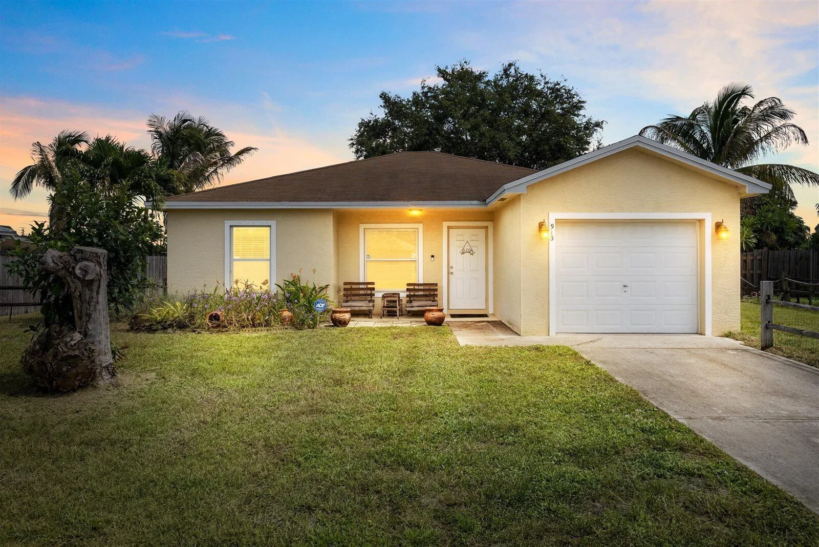 913 SE FORREST PARK Drive, Stuart, FL 34994 photo 2