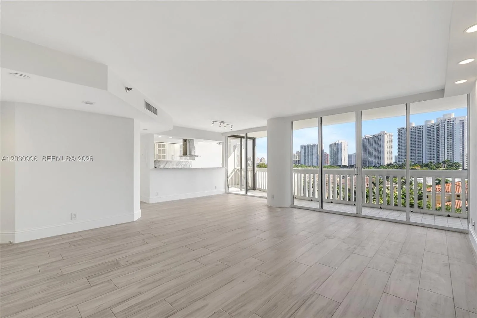 1000 Island Blvd # 707, Aventura, FL 33160