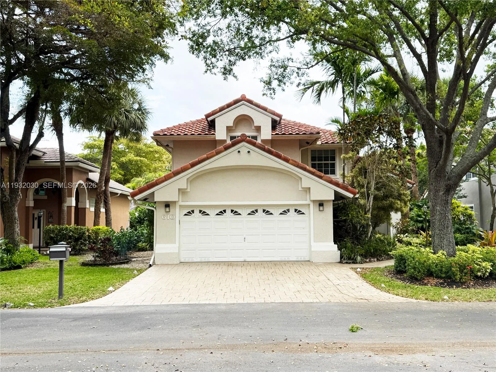 610 Misty Oaks Ln, Pompano Beach, FL 33069