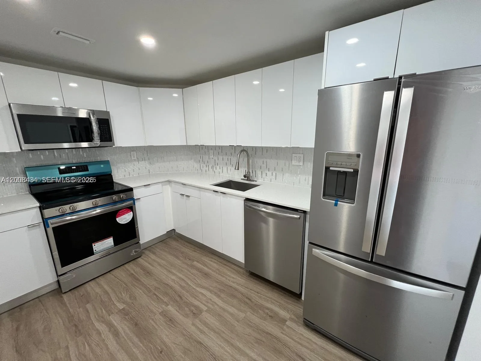 500 Bayview Dr # 1120, Sunny Isles Beach, FL 33160 photo 2