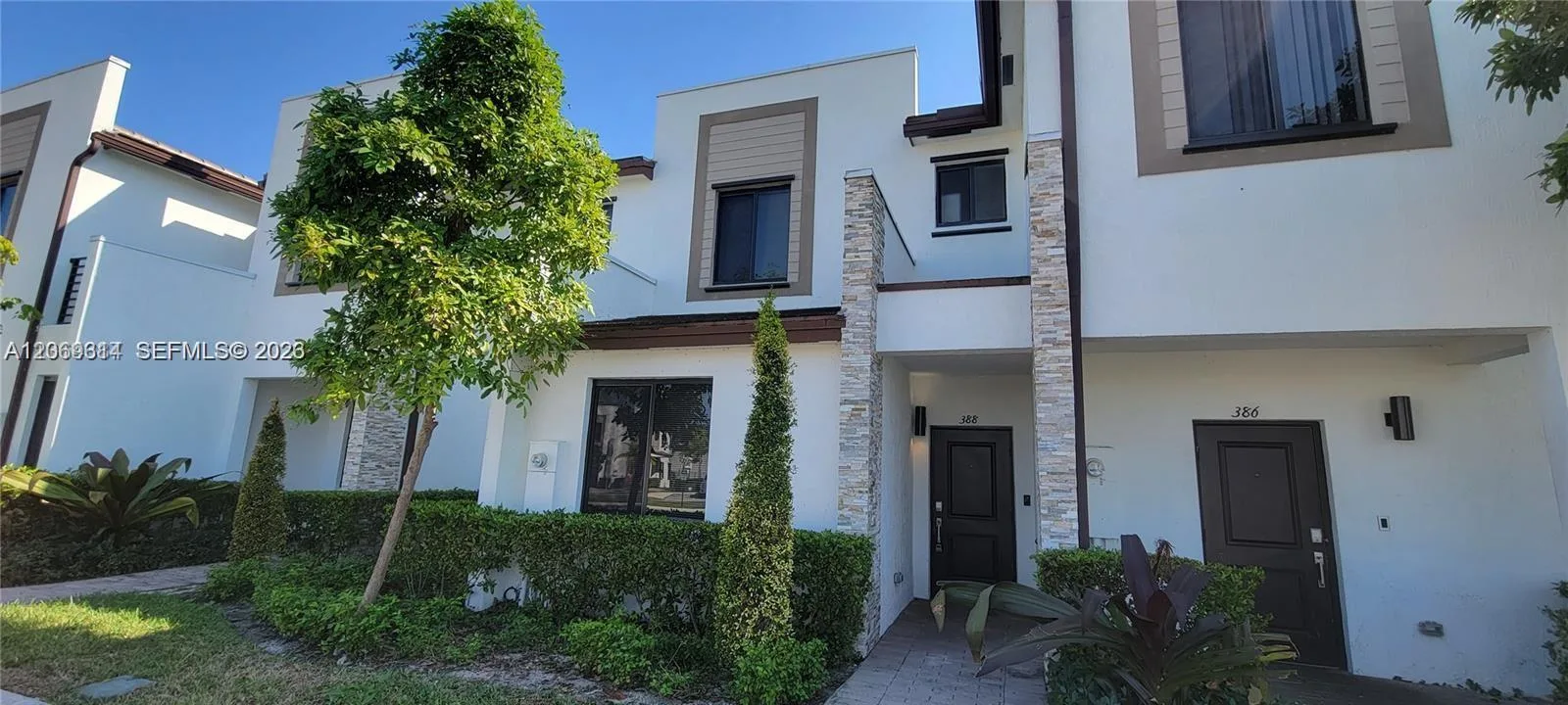 388 NE 208th Ter, Miami, FL 33179 photo 2