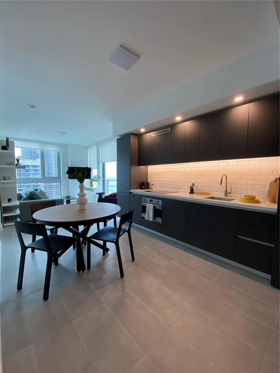 227 NE 2nd St # 1701, Miami, FL 33132 photo 3
