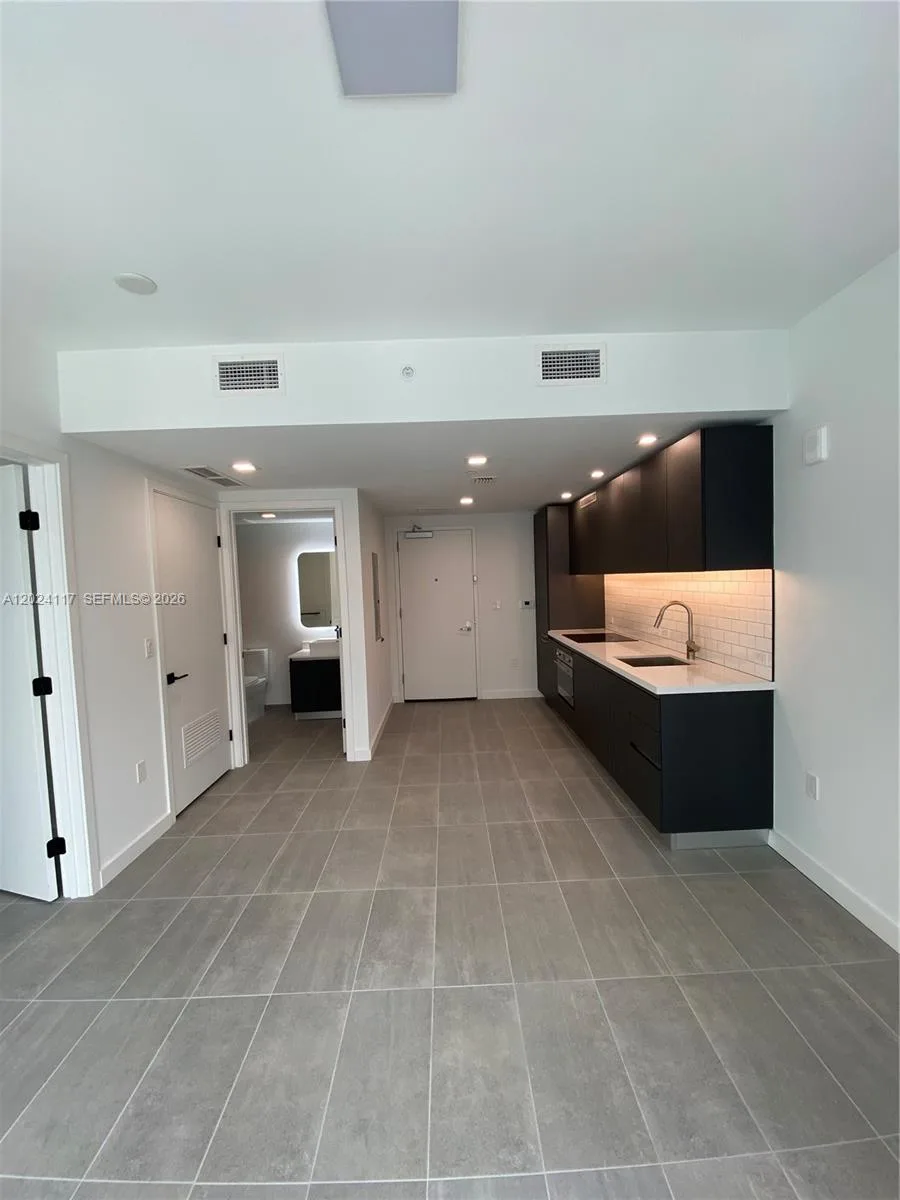 227 NE 2nd St # 1701, Miami, FL 33132 photo 4