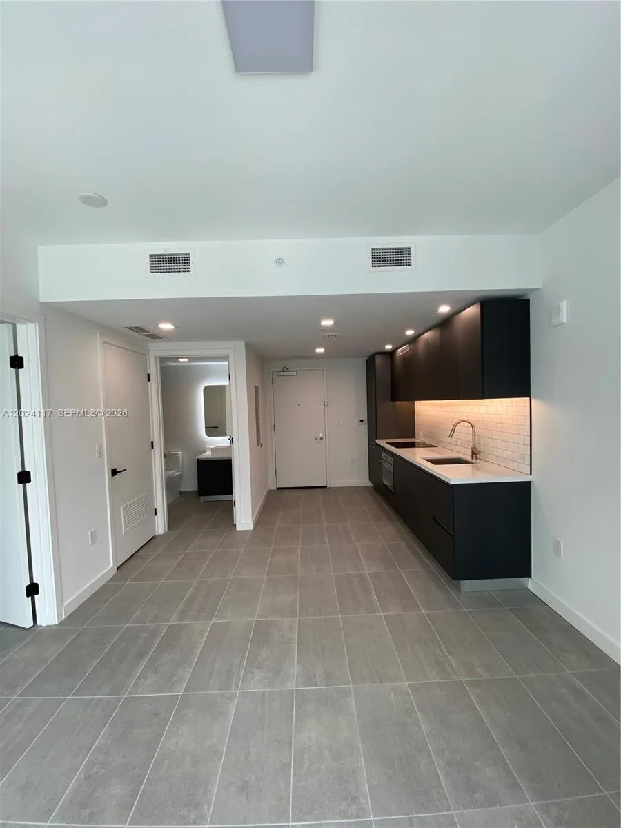 227 NE 2nd St # 1701, Miami, FL 33132 photo 7