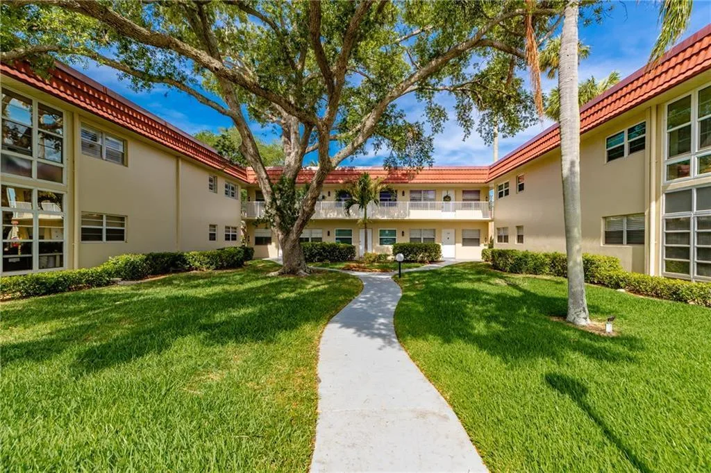 17 Vista Palm Lane # 201, Vero Beach, FL 32962