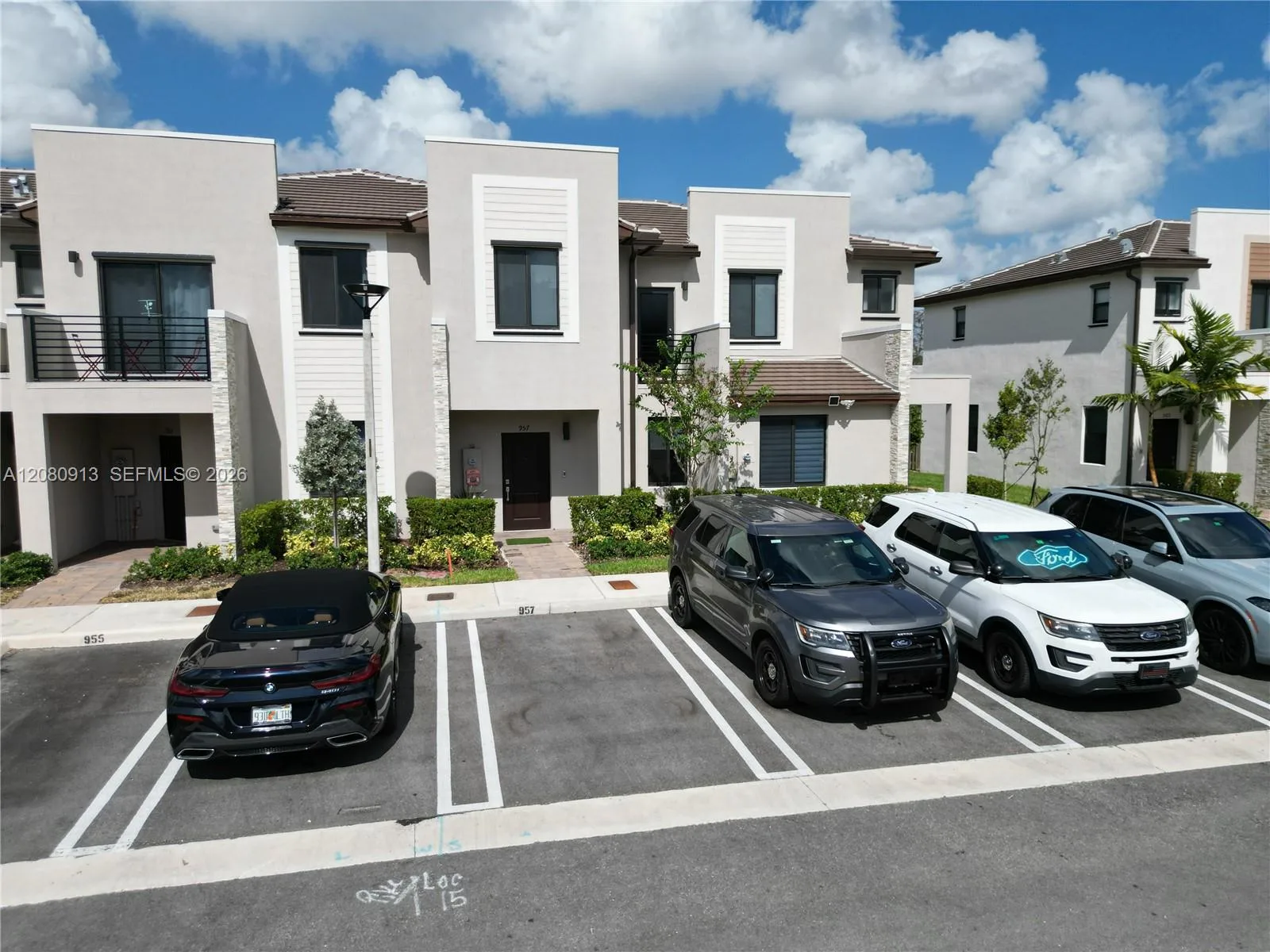 957 NE 211th St, Miami, FL 33179