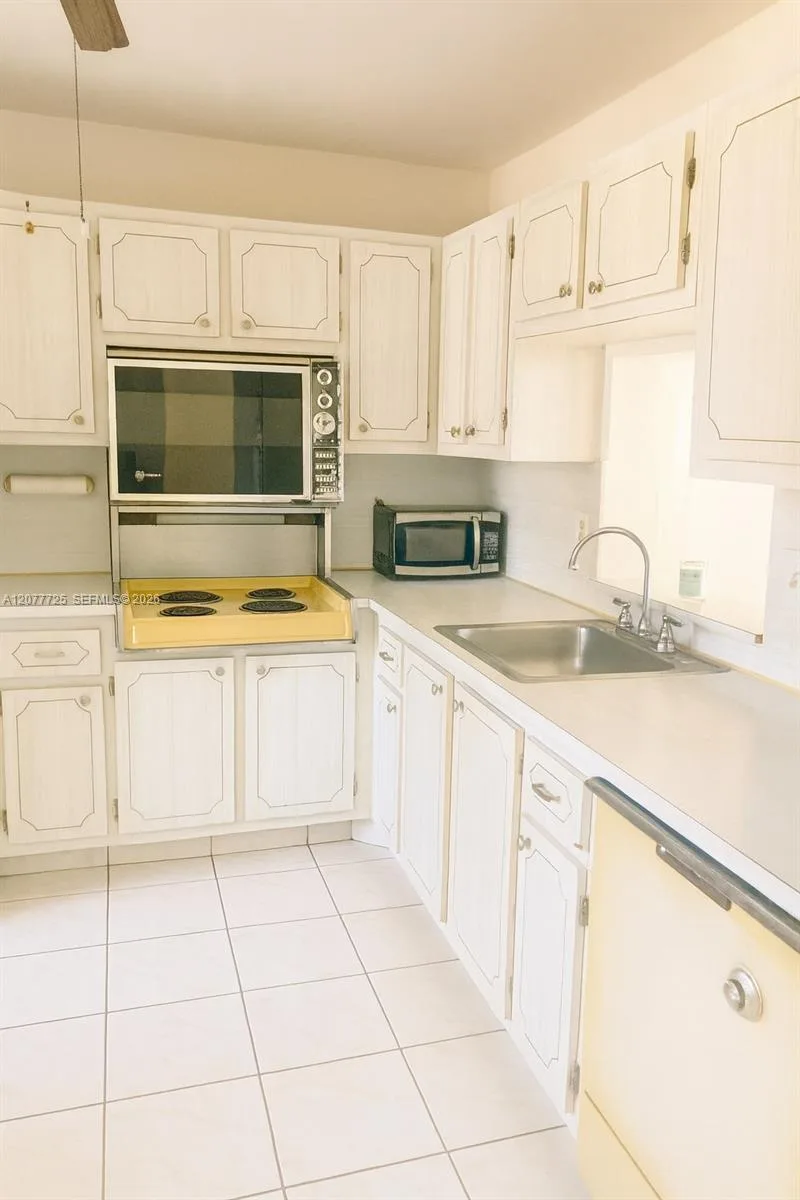 610 NE 12th Ave # 308, Hallandale Beach, FL 33009 photo 4