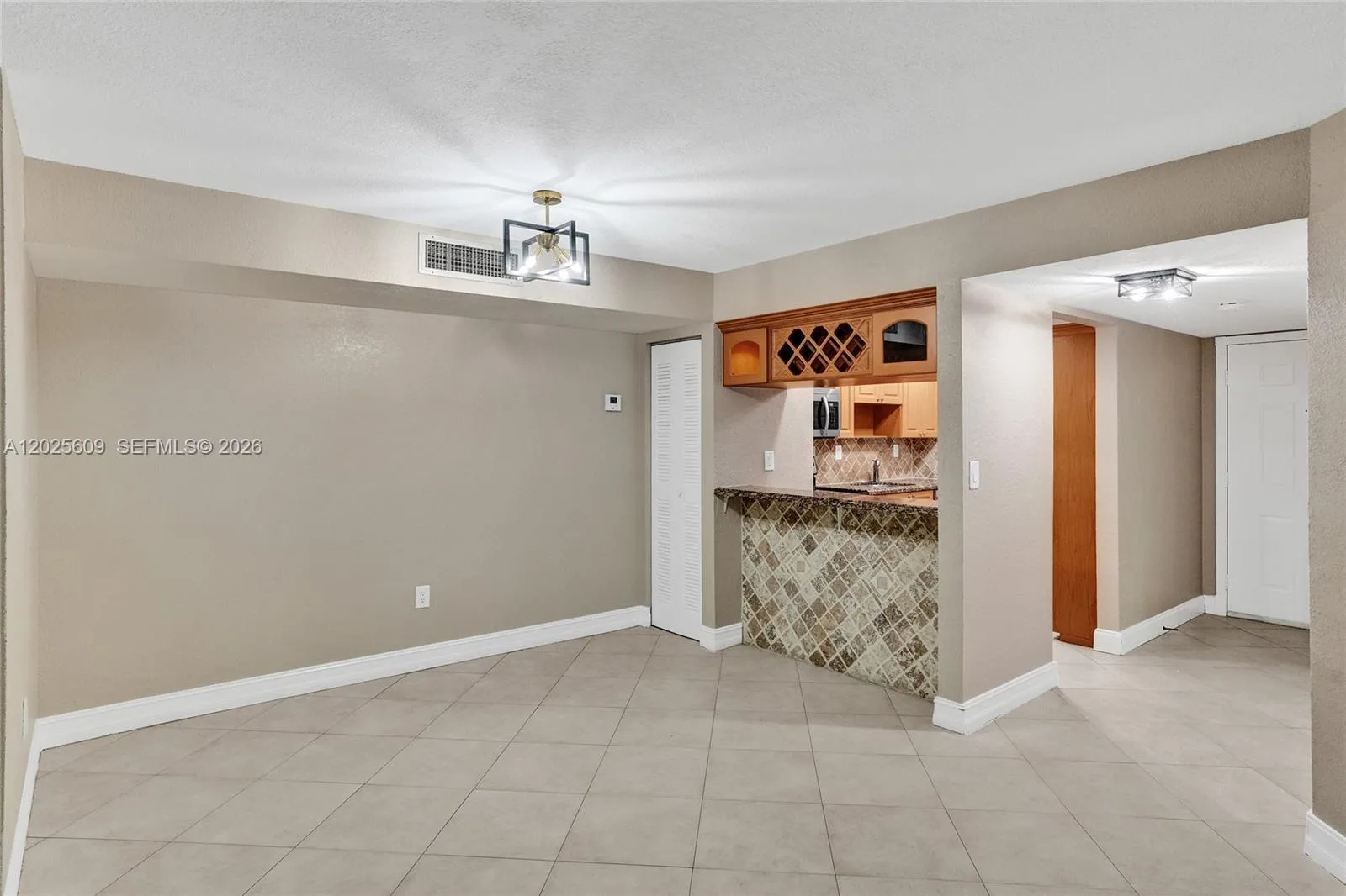927 NE 199th St # 103, Miami, FL 33179 photo 2