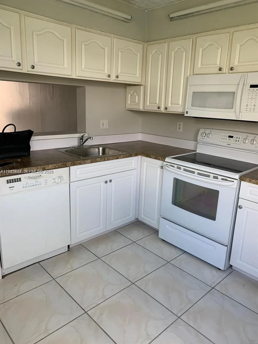 1190 Washington Cir # 1190C, Homestead, FL 33034 photo 2